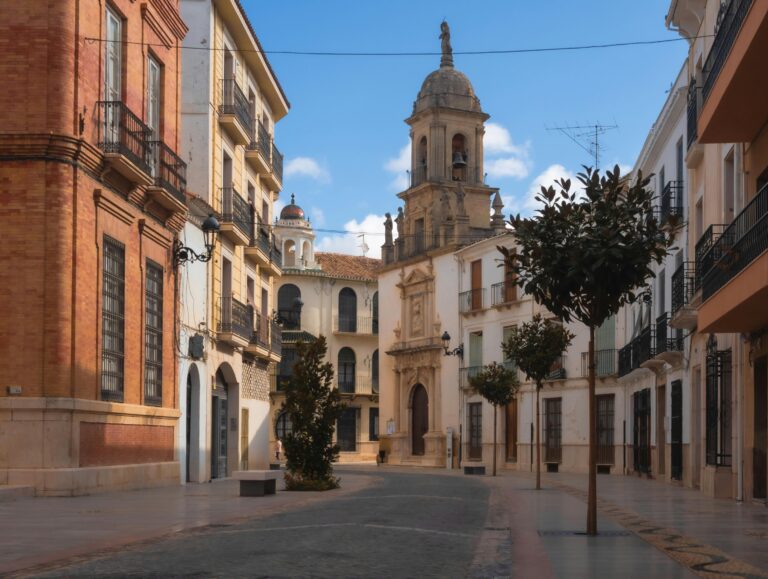 El precioso pueblo medieval que custodia una iglesia de estilo gótico-mudéjar: vive en una eterna primavera y forma parte de los Caminos de Pasión