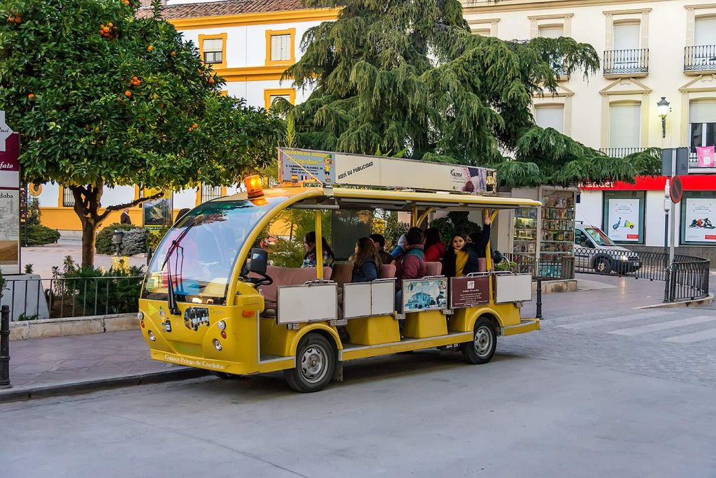 Bus tur&iacute;stico Chiquibus de Paseos Priego